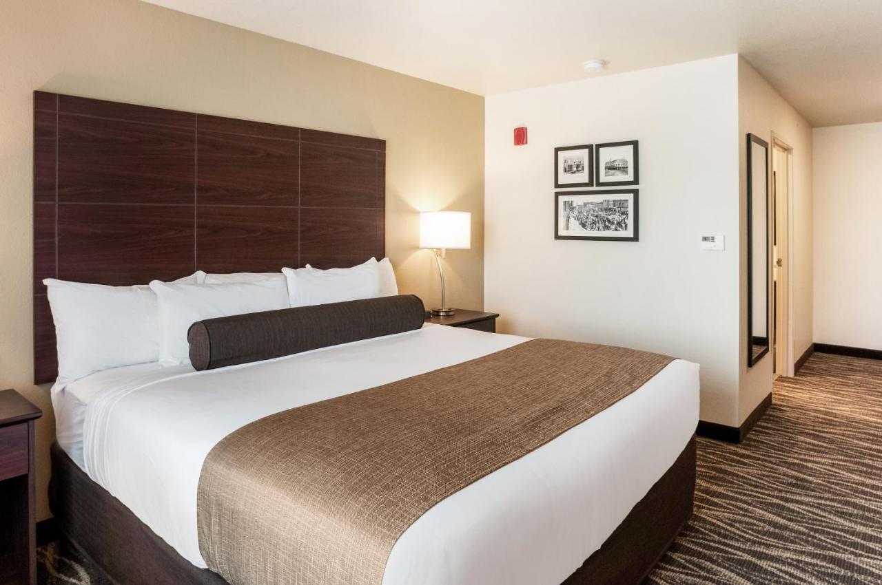 Cobblestone Hotel & Suites Appleton International Airport 尼纳 外观 照片