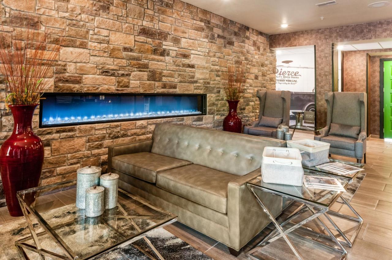 Cobblestone Hotel & Suites Appleton International Airport 尼纳 外观 照片