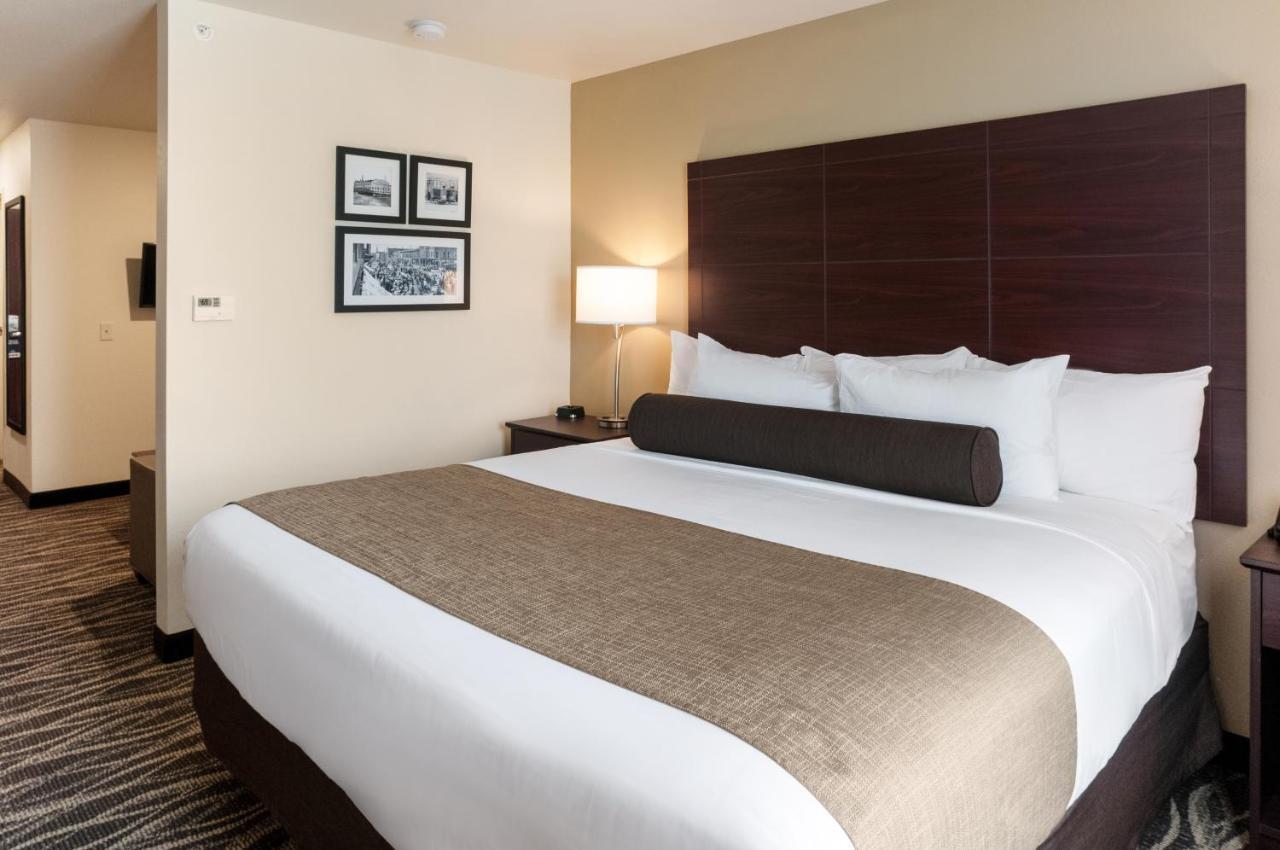 Cobblestone Hotel & Suites Appleton International Airport 尼纳 外观 照片