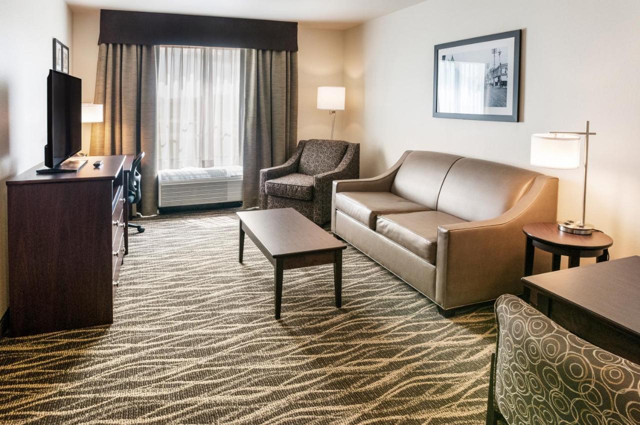 Cobblestone Hotel & Suites Appleton International Airport 尼纳 外观 照片