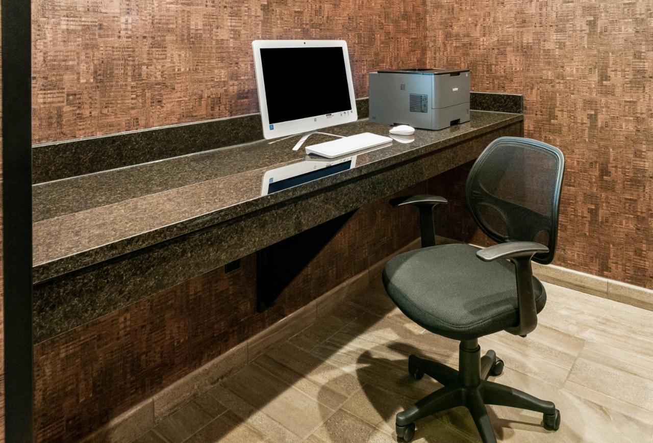 Cobblestone Hotel & Suites Appleton International Airport 尼纳 外观 照片