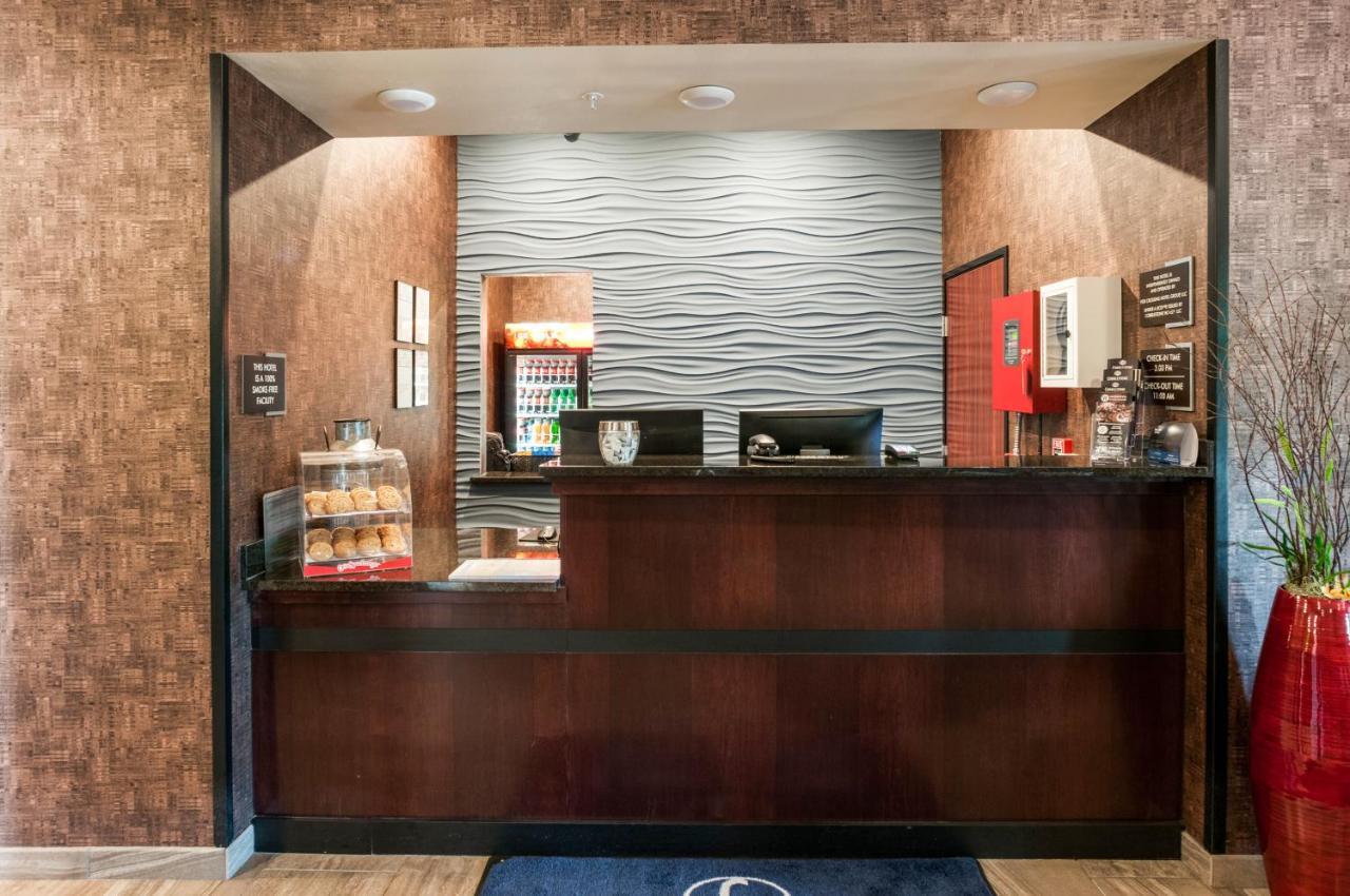 Cobblestone Hotel & Suites Appleton International Airport 尼纳 外观 照片