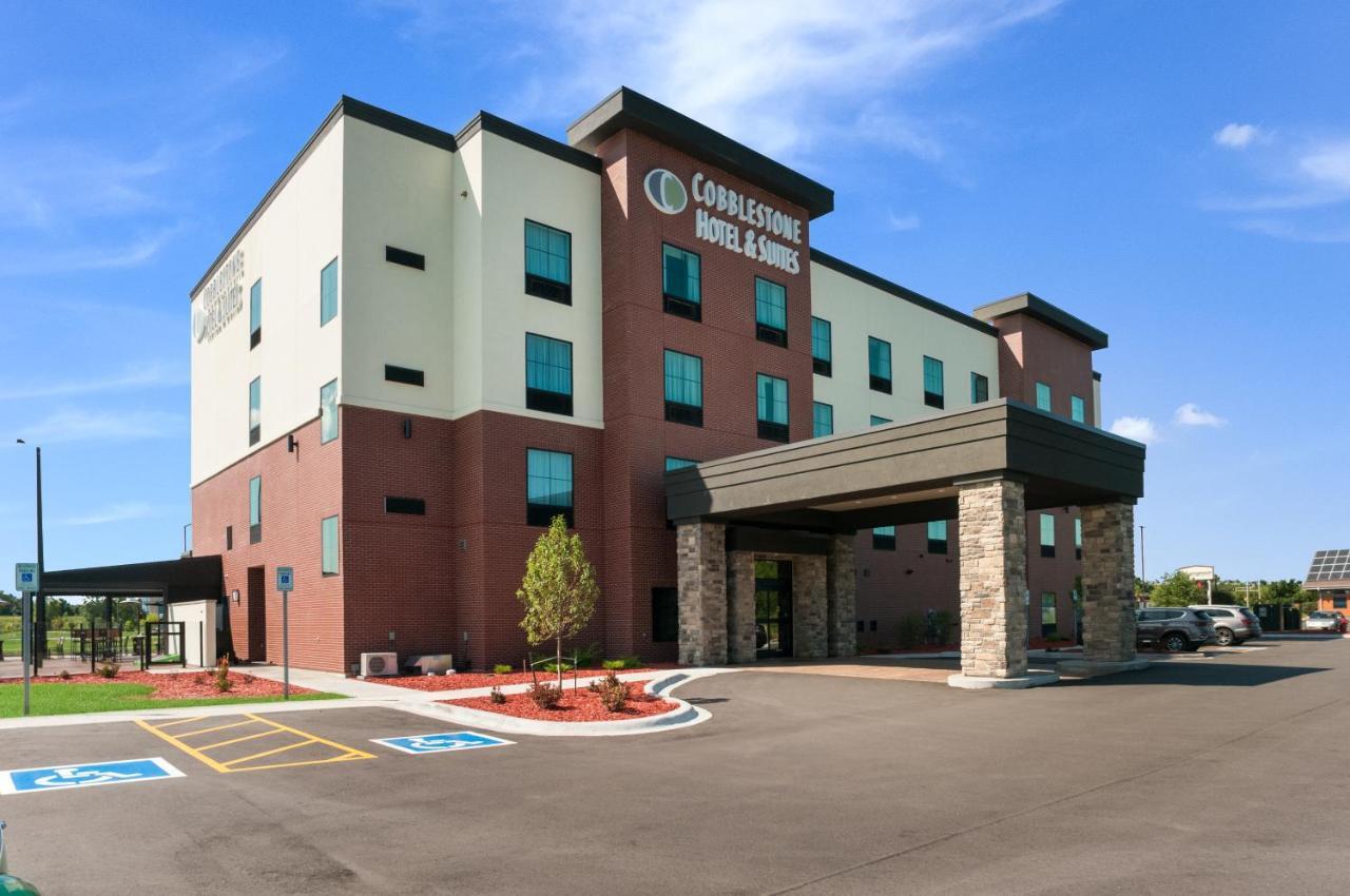 Cobblestone Hotel & Suites Appleton International Airport 尼纳 外观 照片